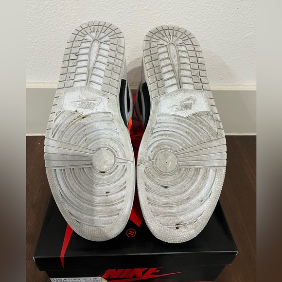 Jordan 1 Retro High; Neutral Grey Hyper Crimson - Picture 3 of 5